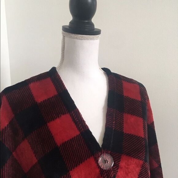 Soft & Cozy Company Buffalo Plaid Blanket Style Poncho Red & Black Check OSFM - Picture 6 of 6
